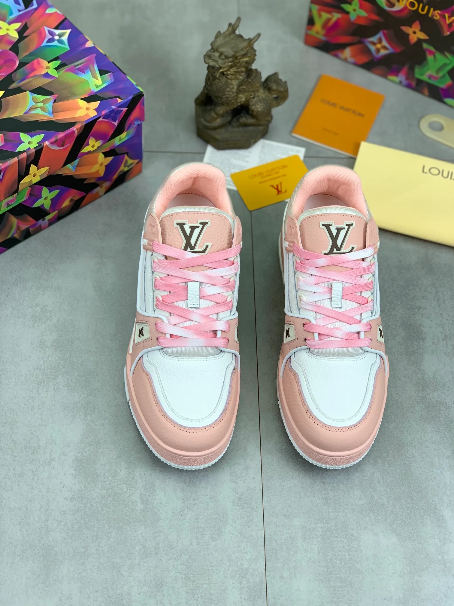 Men's men's shoes 💰P580 New style 💰💎💎Latest color High version 2025Louis*Vuitto* LV Traine Catwalk TRAINER outsole and fabric private model A shoe that definitely costs a lot of money and effort. This series was designed after the arrival of Vifgil. It is favored by many fans every season. Original TPU outsole Original packaging Color: black Available in white (available from stock, super fast shipping) Code number: 35-46